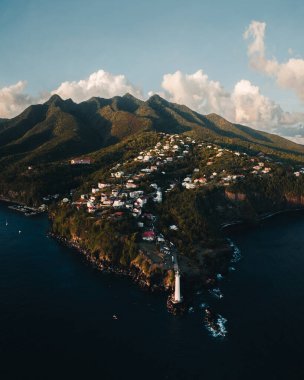 Guadeloupe, Karayip Denizi 'nin en güneyindeki Vieux-Fort' taki Deniz Feneri 'nin insansız hava aracı panoraması..