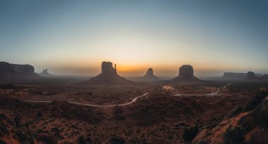 Sunset ve Sunrise 'daki ABD Utah Anıt Vadisi' nin panoramik manzarası rahibelerin ve West Miten Butte 'nin meşhur manzarası. Fotoğraf Utah 'ta çekildi.