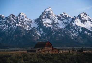 Güneş doğarken Mormon Row 'daki Grand Teton Ulusal Parkı' nda John Moulton Barn. Fotoğraf ABD 'de çekildi..