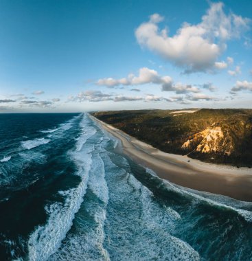 Fraser Adası, Queensland, Avustralya 'nın 120 km' lik sahil manzaralı hava aracı. Gün doğumunda kırmızı kanyonla çekilmiş.