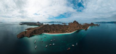 Endonezya, Komodo 'da pembe plajlı Padar adası kompleksinin üstündeki hava manzarası.