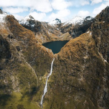 Milford Sound 'dan Queenstown, Fiordland, Yeni Zelanda' ya giden uçuşta Quill Gölü ve Sutherland Şelaleleri 'nin muhteşem hava manzarası. Fotoğraf Yeni Zelanda 'da çekildi.