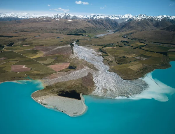 Eine Luftaufnahme Des Blauen Gletschersees Lake Tekapo Mit Bergen Und — Stockfoto