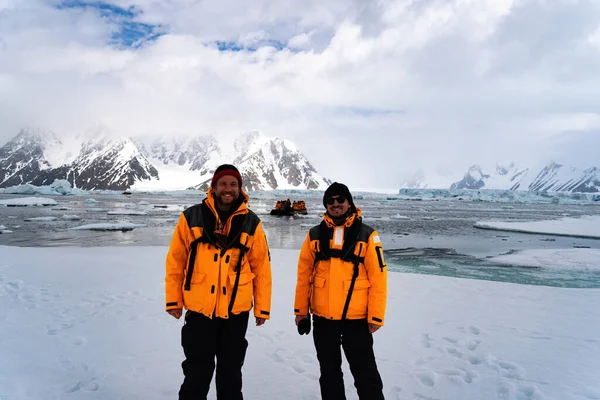Jonge Mannelijke Toerist Met Geel Jasje Antarctica Glimlachend Ijsbergen Achtergrond — Stockfoto