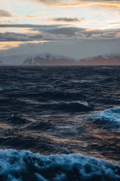 午夜太阳在德雷克海峡南极半岛在南极洲附近的冰山 — 图库照片