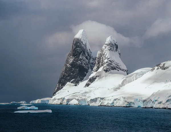 Krajobraz Zaśnieżonych Gór Lodowatych Brzegów Kanału Lemaire Półwyspie Antarktycznym Antarktyda — Zdjęcie stockowe