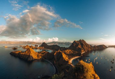 Güneş doğmadan bir sabah önce Padar Adası 'nın en iyi insansız hava aracı görüntüsü Komodo Adası Ulusal Parkı, Labuan Bajo, Flores, Endonezya. Fotoğraf Endonezya 'da çekildi.