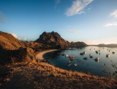 Güneş doğmadan bir sabah önce Padar Adası 'nın en iyi insansız hava aracı görüntüsü Komodo Adası Ulusal Parkı, Labuan Bajo, Flores, Endonezya. Fotoğraf Endonezya 'da çekildi.