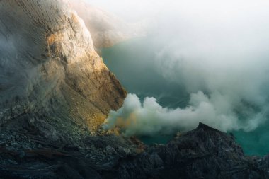 Kükürt madenciler krater Ijen'de yanardağ, Doğu Java, Endonezya içinde.