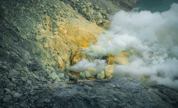 Mineiros Enxofre Dentro Cratera Vulcão Ijen Java Oriental Indonésia — Fotografia de Stock