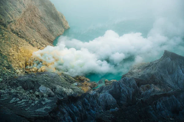Minerii Sulf Din Interiorul Craterului Vulcanului Ijen Java Est Indonezia — Fotografie, imagine de stoc