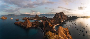 Güneş doğmadan bir sabah önce Padar Adası 'nın en iyi insansız hava aracı görüntüsü Komodo Adası Ulusal Parkı, Labuan Bajo, Flores, Endonezya. Fotoğraf Endonezya 'da çekildi.