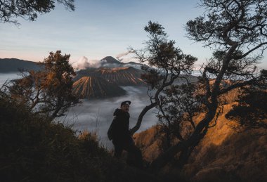 Bromo Dağı 'nda güzel bir gün doğumu, Bromo Tengger Semeru Ulusal Parkı' nda aktif bir volkan, Doğu Java, Endonezya