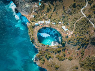 Broken Beach 'in hava aracı görüntüsü, Nusa Penida, Bali. Yukarıdan bakıldığında, Pantai Pasih Uug olarak bilinen çarpıcı Broken Beach, Nusa 'nın en çok ziyaret edilen ve en çok ziyaret edilen yerlerinden biridir.