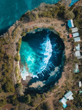 Broken Beach 'in hava aracı görüntüsü, Nusa Penida, Bali. Yukarıdan bakıldığında, Pantai Pasih Uug olarak bilinen çarpıcı Broken Beach, Nusa 'nın en çok ziyaret edilen ve en çok ziyaret edilen yerlerinden biridir.