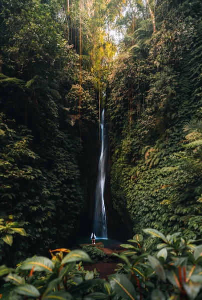 Cachoeira Leke Leke Selva Tropical Mulher Sozinha Biquíni Bali Indonésia — Fotografia de Stock