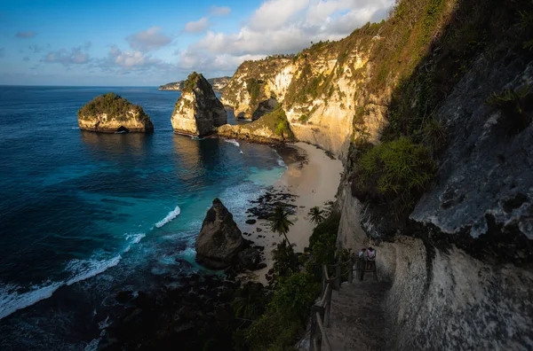 Muhteşem Elmas Sahili manzarası güzel bir gündoğumu sırasında turkuaz bir deniz tarafından yıkandı. Diamond Beach, Nusa Penida 'nın doğu ucunda el değmemiş, beyaz kumlu ve ipeksi mavi bir su koyudur.