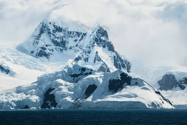 Όμορφα Χιονισμένα Βουνά Παγετώνες Ενάντια Στον Γαλάζιο Ουρανό Στην Ανταρκτική — Φωτογραφία Αρχείου