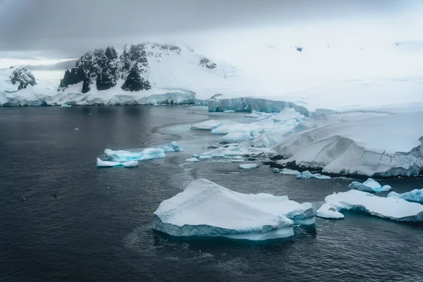 Panorama Montanhoso Costa Antártida Vista Panorâmica Incrível Pedaços Gelo Flutuar — Fotografia de Stock