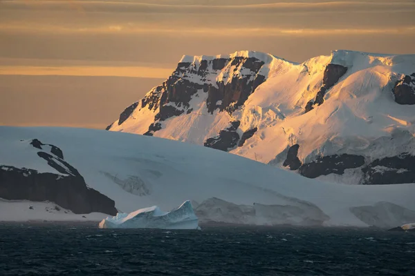 Krásný Ledovec Plovoucí Vodě Fotografie Pořízené Při Západu Slunce Antarktidě — Stock fotografie