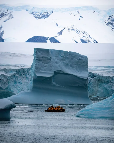Σκάφος Γεμάτο Τουρίστες Εξερευνήσει Τεράστια Παγόβουνα Παρασύρεται Στον Κόλπο Κοντά — Φωτογραφία Αρχείου