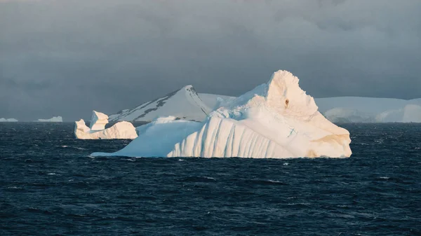 Singolo Iceberg Galleggiante Acqua Antartide Groenlandia Artica Concetto Riscaldamento Globale — Foto Stock