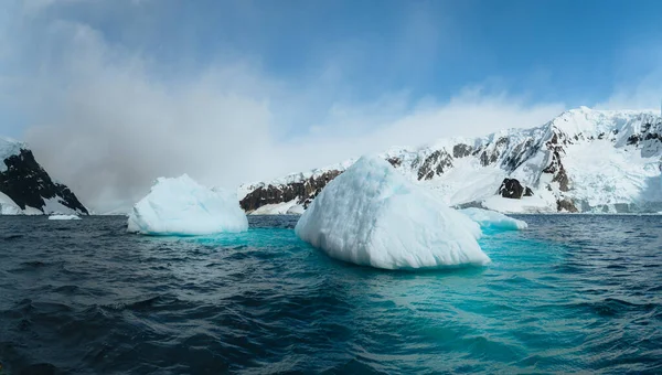 Paisaje Natural Antártico Con Témpanos Fiordo Hielo Groenlandia Durante Sol —  Fotos de Stock