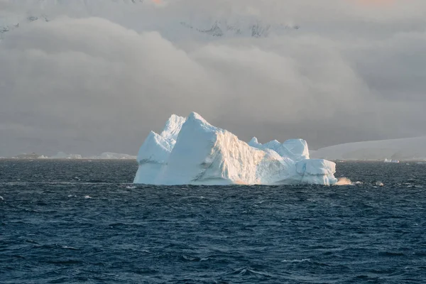 Jeden Ledovec Plovoucí Vodě Antarktida Arktida Grónsko Koncepce Globálního Oteplování — Stock fotografie