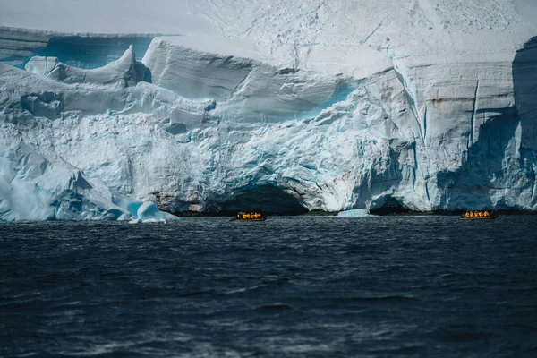 Expedición Antártica Pasajeros Cruceros Parkas Amarillas Viajan Bote Inflable Zodiac — Foto de Stock