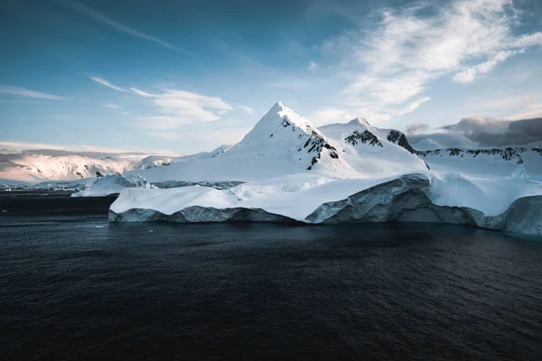 Gyönyörű Hófödte Hegyek Antarktisz Naplemente Ellen Globális Felmelegedés Éghajlatváltozás Utazási — Stock Fotó