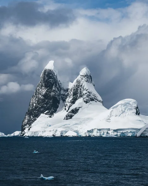 南极洲南极半岛莱梅尔海峡多雪的山脉和结冰的海岸景观 全球变暖和气候变化概念 照片来自南极洲 — 图库照片