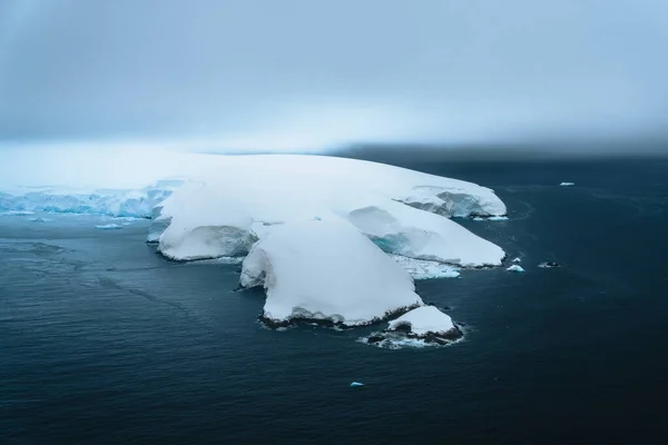 Icebergue Flutuante Península Antártica Antártica Vegetação Ártica Aquecimento Global Conceito — Fotografia de Stock