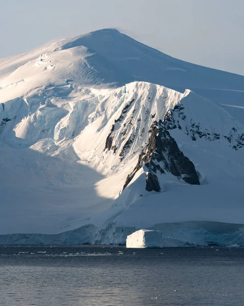 Όμορφα Χιονισμένα Βουνά Ενάντια Στον Ουρανό Ηλιοβασιλέματος Στην Ανταρκτική Υπερθέρμανση — Φωτογραφία Αρχείου