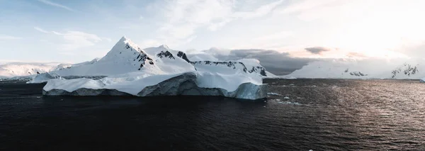 Vackra Snötäckta Berg Mot Solnedgången Antarktis Konceptet Global Uppvärmning Och — Stockfoto