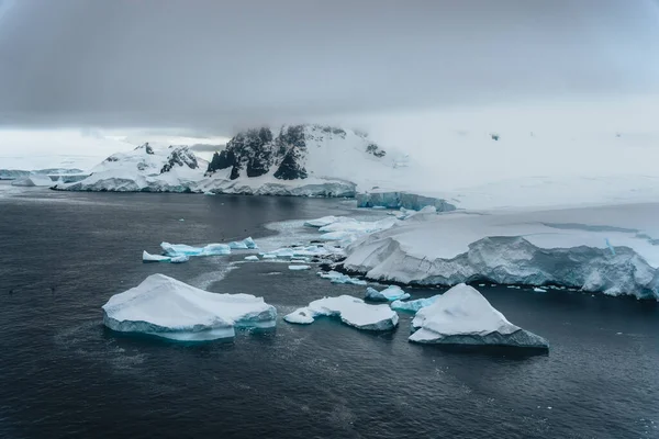 Bergspanorama Antarktis Strandlinje Fantastisk Panoramautsikt Bitar Isen Flyter Frusna Havet — Stockfoto