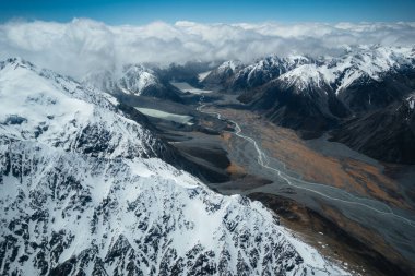 Yeni Zelanda 'daki Aoraki Cook Dağı Ulusal Parkı' ndaki Hooker Vadisi 'ndeki uçakla çekilen Cook Dağı manzarası. Yeni Zelanda 'nın en yüksek dağı olan Cook Dağı, turistler için en önemli noktadır.