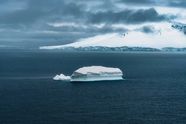 南極半島 北極のグリーンランドの浮遊氷山 地球温暖化と気候変動のチャンスの概念 穴の開いた氷山 南極で撮影した写真 — ストック写真