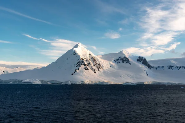 Красивые Заснеженные Горы Фоне Закатного Неба Антарктиде Глобальное Потепление Туристическая — стоковое фото