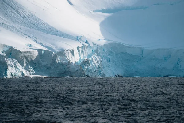 Antarktisexpedition Kreuzfahrtpassagiere Gelben Parkas Fahren Einem Zodiac Schlauchboot Ganz Der — Stockfoto