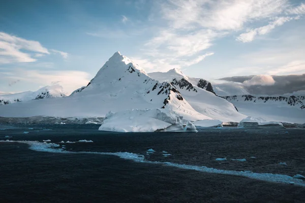 Hermosas Montañas Cubiertas Nieve Contra Cielo Del Atardecer Antártida Calentamiento — Foto de Stock