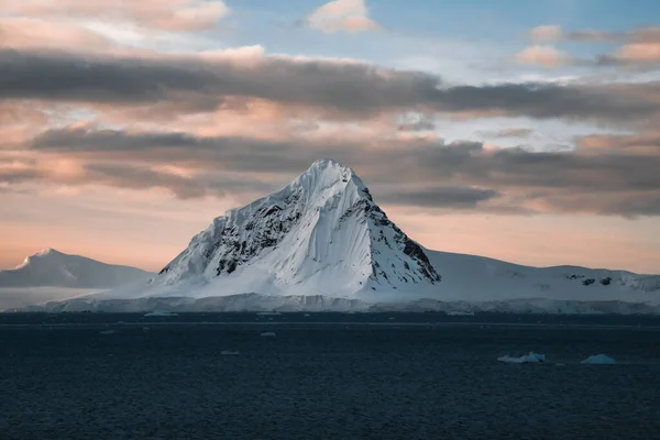 Vackra Snötäckta Berg Med Flytande Isberg Antarktis Konceptet Global Uppvärmning — Stockfoto