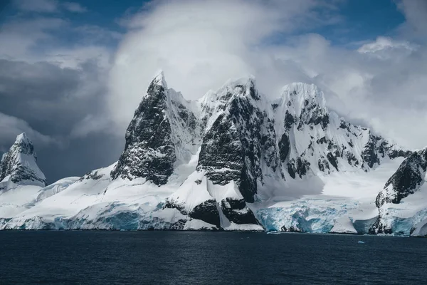 Paysage Montagnes Enneigées Rivages Glacés Chenal Lemaire Dans Péninsule Antarctique — Photo