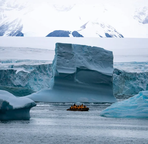 Ekspedycja Antarktydę Pasażerowie Rejsu Żółtymi Parkami Łodzi Nadmuchiwanej Zodiakiem Bardzo — Zdjęcie stockowe