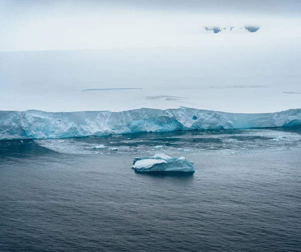 南極半島 北極のグリーンランドの浮遊氷山 地球温暖化と気候変動のチャンスの概念 穴の開いた氷山 南極で撮影した写真 — ストック写真