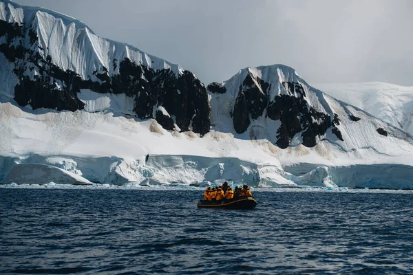 Expédition Antarctique Croisiéristes Parkas Jaunes Montent Bord Bateau Gonflable Zodiaque — Photo