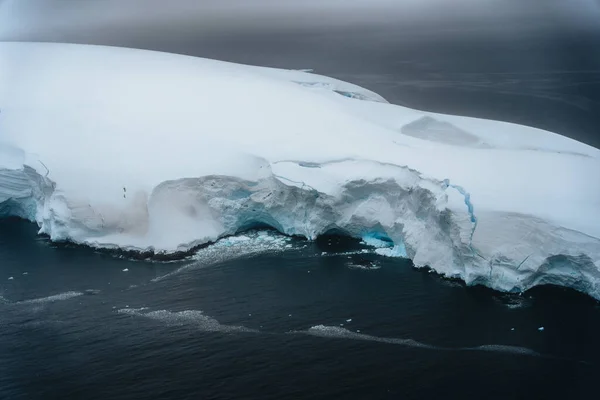 Ein Schwimmender Eisberg Auf Der Antarktischen Halbinsel Der Antarktis Und — Stockfoto
