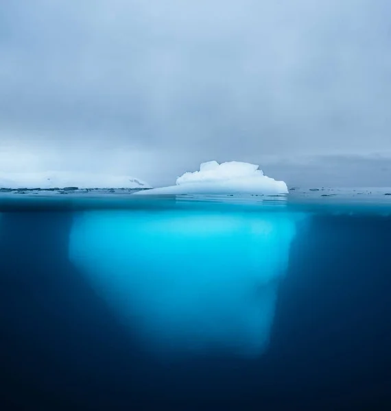 Vista Dividida Iceberg Que Muestra Por Encima Por Debajo Línea —  Fotos de Stock