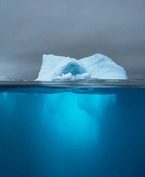 Vista Dividida Iceberg Mostrando Acima Abaixo Linha Água Iceberg Subaquático — Fotografia de Stock