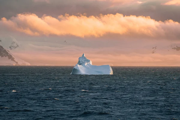 Krásný Ledovec Plovoucí Vodě Fotografie Pořízené Při Západu Slunce Antarktidě — Stock fotografie