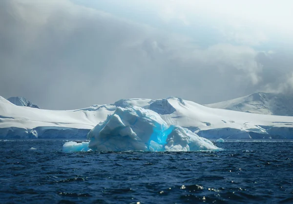 真夜中の太陽の下でグリーンランドのアイスフィヨルドの氷山と南極の自然景観 イルリサット 西グリーンランド 地球温暖化と気候変動の概念 — ストック写真